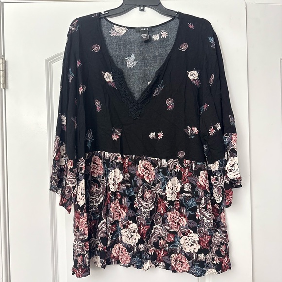 Torrid floral butterfly 3/4 sleeves v-neck shirt EUC - Picture 2 of 7